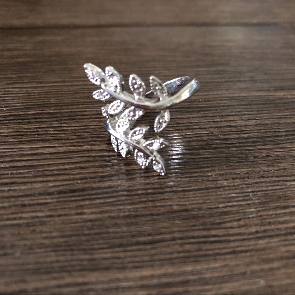 Sliver metal leaf ring with rhinestone in size 9